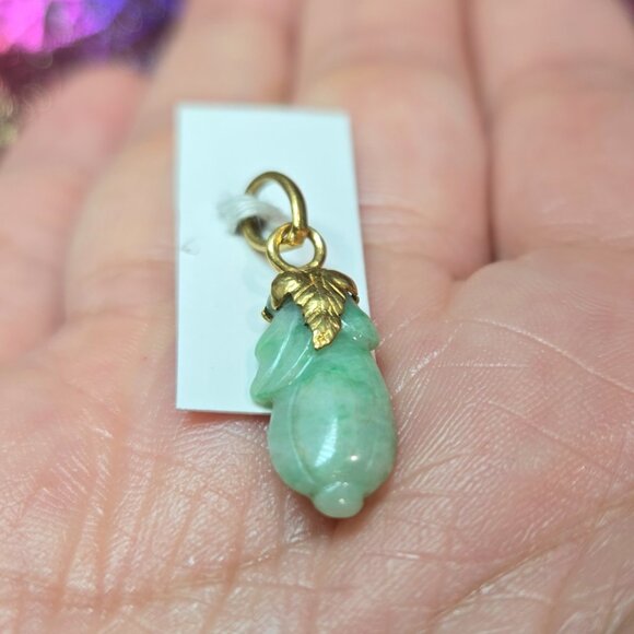 ✨ Delicate Jade Gourd Pendant with Gold Accent – Symbol of Prosperity ✨ - Picture 5 of 8